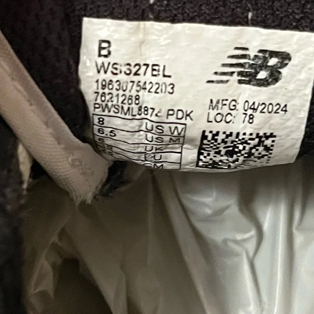 New Balance Retro 327 Black and White Athletic Shoes - 8 - Picture 11 of 12